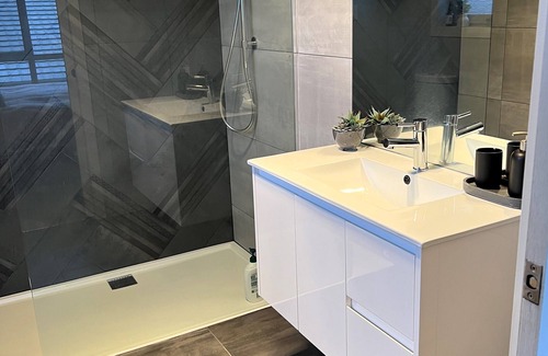 Newnham House | Bright 3 Bedroom Townhouse with Spa and Hot Tub Amenities