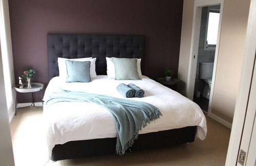 Newnham House | Bright 3 Bedroom Townhouse with Spa and Hot Tub Amenities