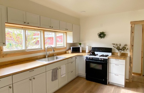 Lewis Cottage | Pet-Friendly Sunny Modern Cottage by the River - Guest Rated 9.8