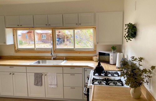 Lewis Cottage | Pet-Friendly Sunny Modern Cottage by the River - Guest Rated 9.8