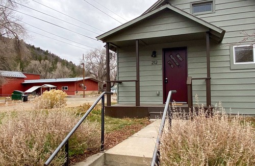 Lewis Cottage | Pet-Friendly Sunny Modern Cottage by the River - Guest Rated 9.8