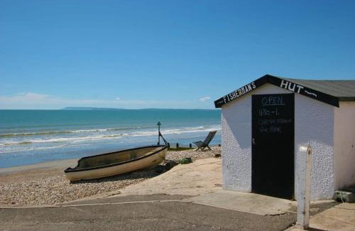 East Wittering Apartment | Modern Beachside Retreat with Pet-Friendly Amenities