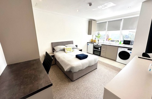 West Hendon Apartment | Sunny Modern 1-Bed Flat Near Central London - Guest Rated 10/10