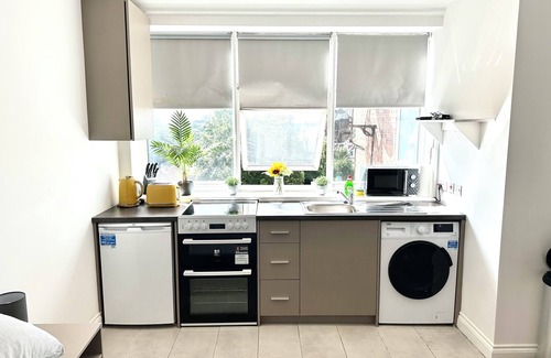 West Hendon Apartment | Sunny Modern 1-Bed Flat Near Central London - Guest Rated 10/10
