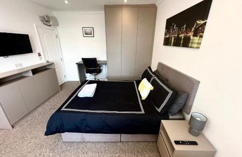 West Hendon Apartment | Bright Modern 1 Bed Flat Near Central London, Rated 9.6/10