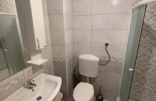 Dubovica Apartment | Bright One Bedroom Apartment with City View for Families