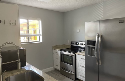 South Palm Park Neighborhood Association Hotel | Discover Sunny Palms Inn: Family-Friendly with Pool & Breakfast