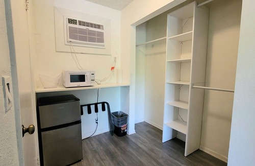 South Palm Park Neighborhood Association Hotel | Discover Sunny Palms Inn: Family-Friendly with Pool & Breakfast