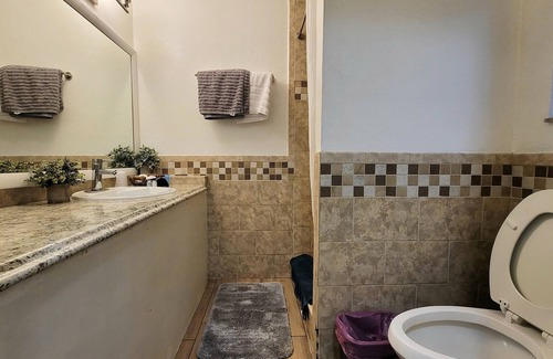 South Palm Park Neighborhood Association Hotel | Discover Sunny Palms Inn: Family-Friendly with Pool & Breakfast