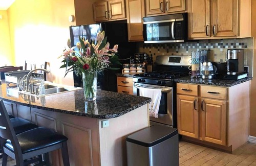 Mercer Island House | Prime Location: Sunny Paradiso in Seattle & Bellevue