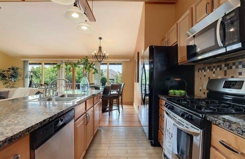 Mercer Island House | Prime Location: Sunny Paradiso in Seattle & Bellevue