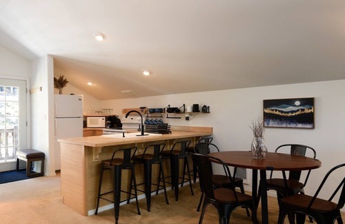 Roslyn Ridge Cabin | Pet-Friendly Getaway at Sunny Pines Cabin Retreat