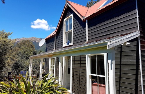 St. Arnaud House | Sunny Private Cottage in St Arnaud - Rated 9.6/10 by Guests
