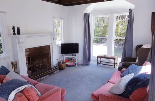 St. Arnaud House | Sunny Private Cottage in St Arnaud - Rated 9.6/10 by Guests