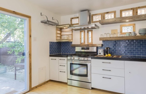 Dawson House | Bright 3 BD/2 BA Retreat with Work Studio & Ocean Views