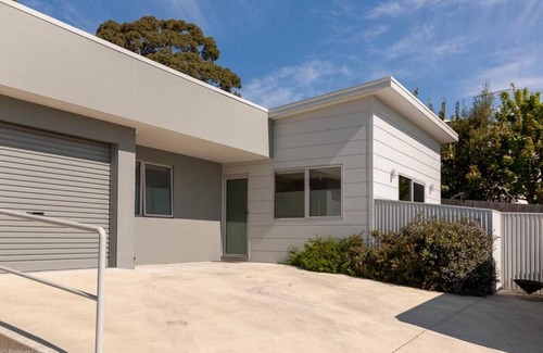 Kingston Beach House | Sunny Retreat in Kingston Beach