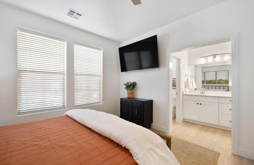 Washington Apartment | Inviting Sunny Reunion: Family and Pet-Friendly Escape