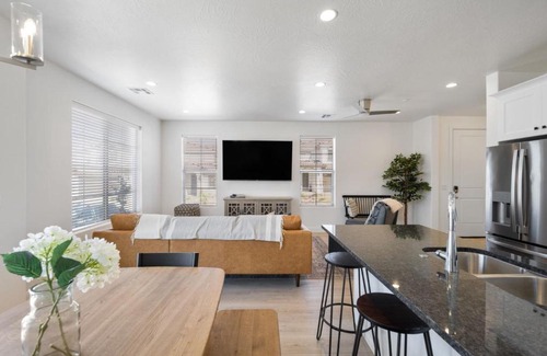 Washington Apartment | Inviting Sunny Reunion: Family and Pet-Friendly Escape