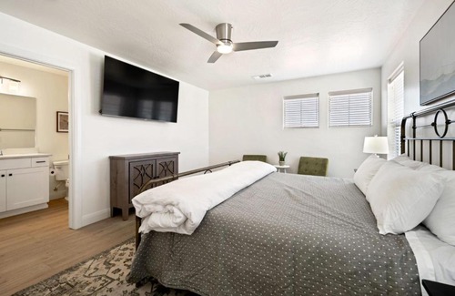 Washington Apartment | Inviting Sunny Reunion: Family and Pet-Friendly Escape
