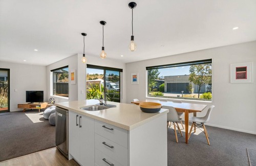 Albert Town House | Sunny Riverside Park