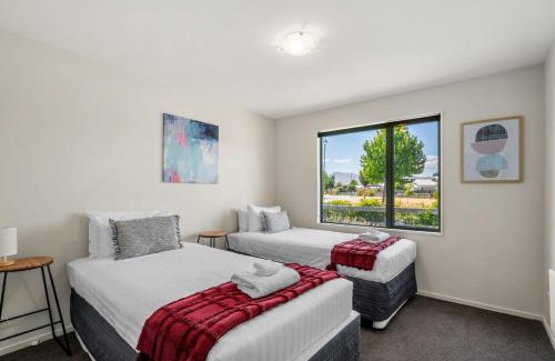 Albert Town House | Sunny Riverside Park