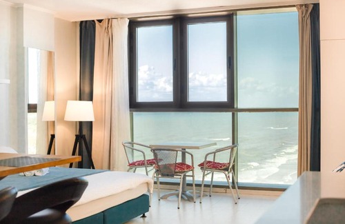 Herzliya Pituach Apartment | Oceanfront Studio with Pool and Breakfast Options