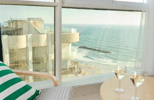 Herzliya Pituach Apartment | Oceanfront Studio with Pool and Breakfast Options