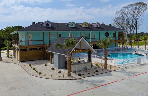 El Lago Cabin | Sunny Seaside Cabins: Poolside Bliss with Ocean Views
