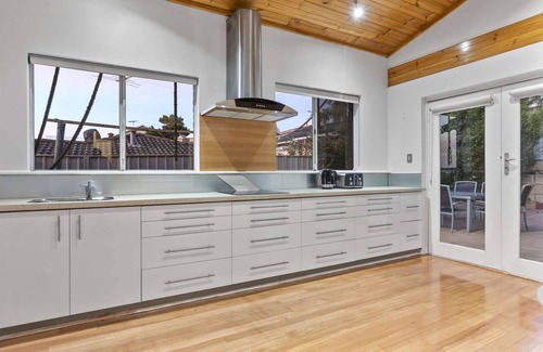 Quinns Rocks House | Oceanfront Retreat with Breathtaking Views for Families