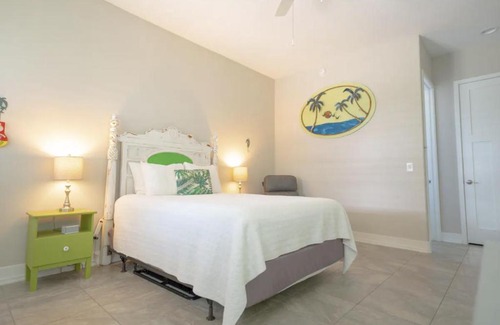 Downtown Dunedin Apartment | Relax at Sunny Side Cottages with Pool & Hot Tub Access