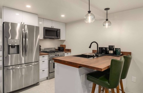 Green Lake Apartment | Top-Rated Sunny Side Studio on Green Lake with Spa & Kitchen