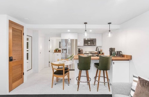 Green Lake Apartment | Top-Rated Sunny Side Studio on Green Lake with Spa & Kitchen