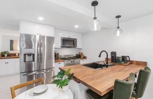Green Lake Apartment | Top-Rated Sunny Side Studio on Green Lake with Spa & Kitchen