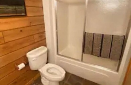 Ipava Cabin | Cozy Sunny Slope Cabin with Family-Friendly Amenities