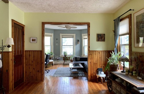 Stockade Historic District Apartment | Bright 2nd Floor Getaway Near Union College & Proctors