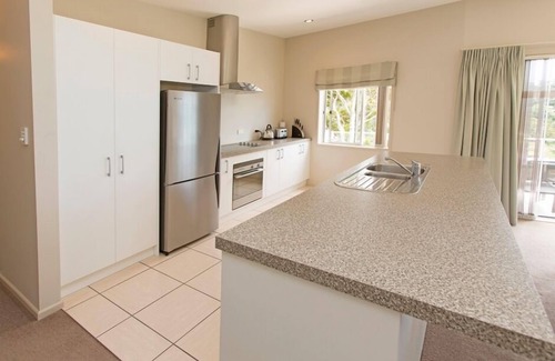 Paihia House | Bright Seaview Retreat: Guest Rated 9.8 with Pool & Oceanfront