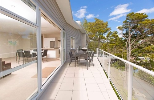 Paihia House | Bright Seaview Retreat: Guest Rated 9.8 with Pool & Oceanfront