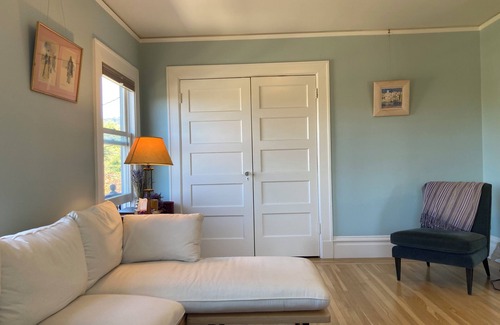Upper Telegraph Apartment | Sunny Spacious Tastefully Furnished Top-Floor Apartment: Berkeley-Oakland Border