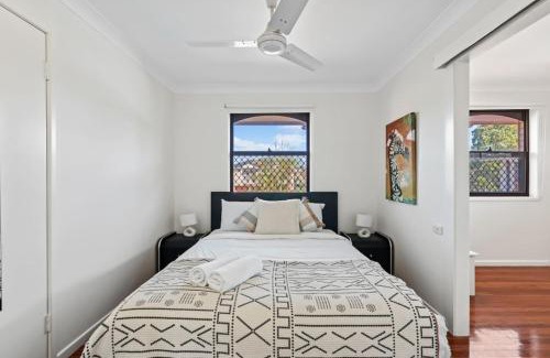 Robertson House | Sunny Stay 4BR with Pool in Prime Location