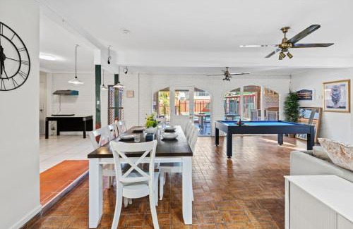 Robertson House | Sunny Stay 4BR with Pool in Prime Location