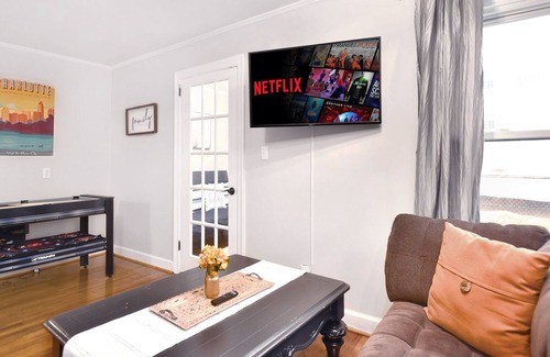 Biddleville House | Experience Sunny Stay: Pet-Friendly Retreat in Uptown Charlotte