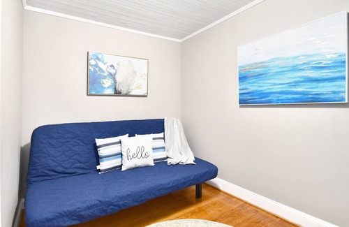 Biddleville House | Experience Sunny Stay: Pet-Friendly Retreat in Uptown Charlotte