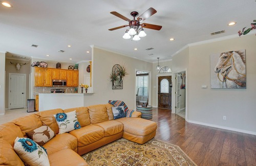 Stephenville House | Sunny Stephenville Home w/Pool: 4 Mi to Downtown