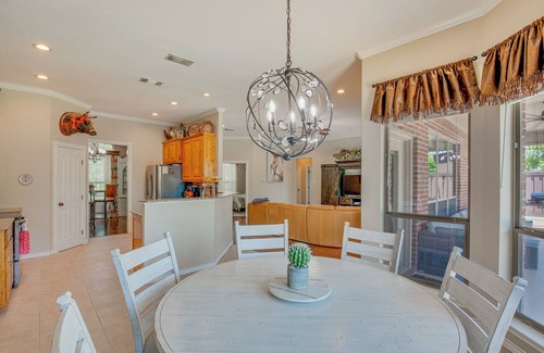 Stephenville House | Sunny Stephenville Home w/Pool: 4 Mi to Downtown