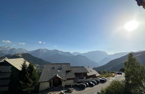 Eclose-Est Apartment | Mountain View Apartment in Alpe d'Huez with Balcony