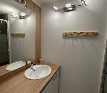 Eclose-Est Apartment | Mountain View Apartment in Alpe d'Huez with Balcony