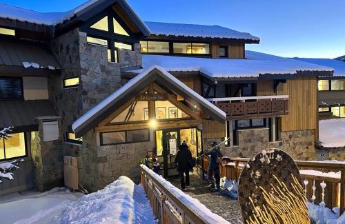 Eclose-Est Apartment | Mountain View Apartment in Alpe d'Huez with Balcony