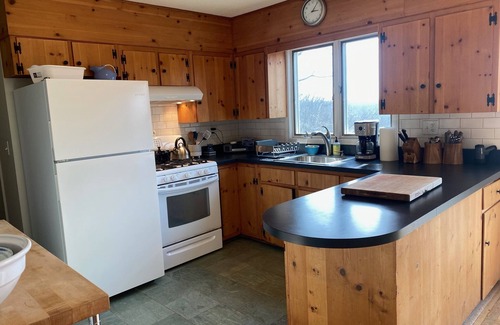 Middlefield House | Bright and Stylish Berkshire Mountain Retreat near Jacob's Pillow