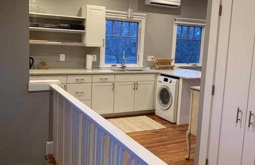Del Ray Apartment | Stylish Carriage House with Kitchen & Breakfast Included