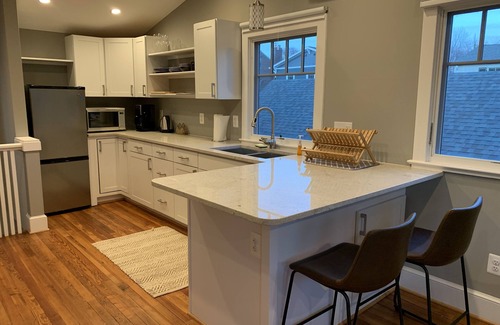 Del Ray Apartment | Stylish Carriage House with Kitchen & Breakfast Included